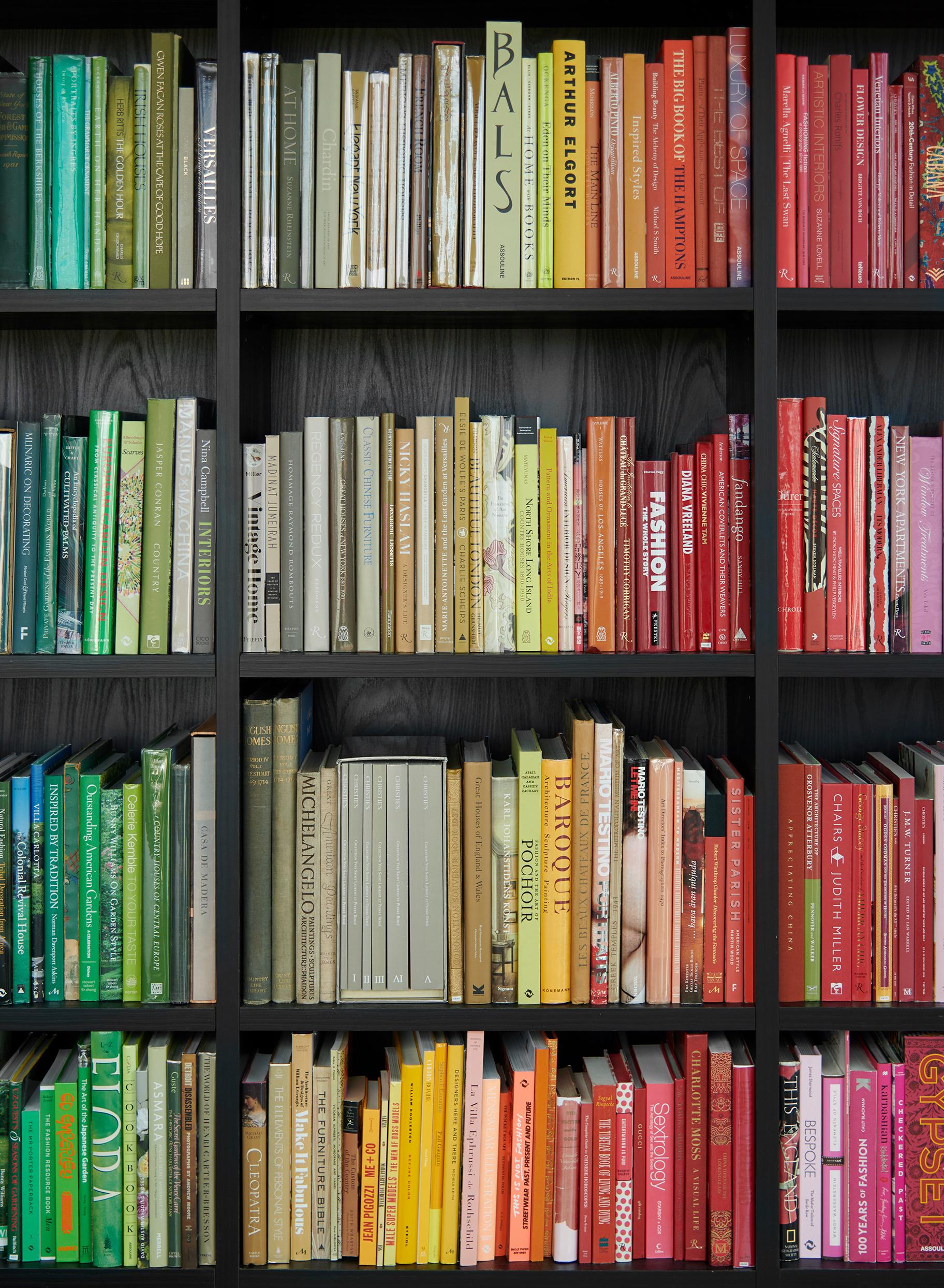 Biblioteca personalizada con estanterías altas diseñadas a medida en acabado negro Shadow por California Closets