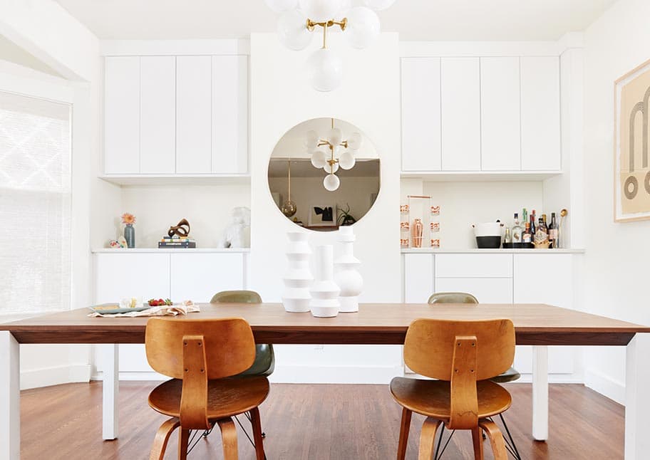 Cajones de almacenamiento de cocina personalizados con acabado de madera blanca de California Closets