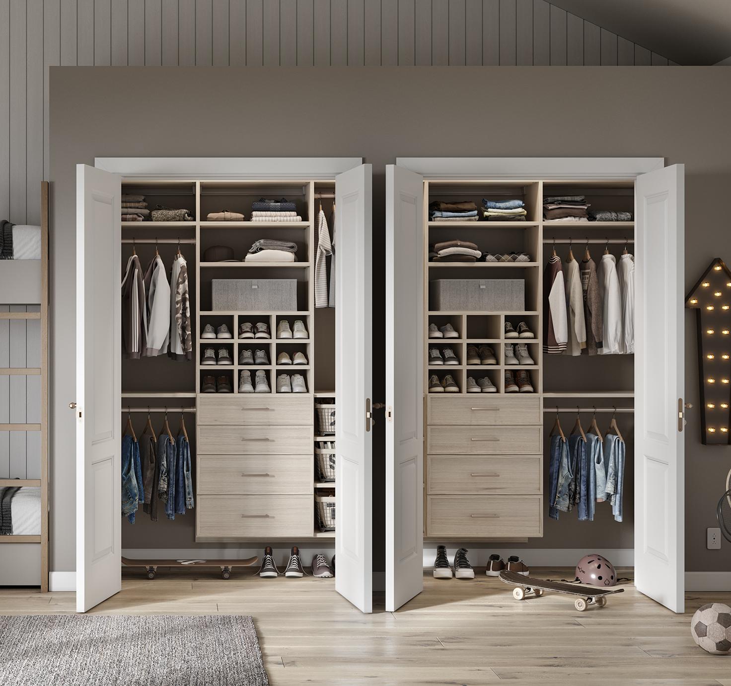 Armario para dormitorio doble con acabado claro personalizado, diseñado y creado por California Closets