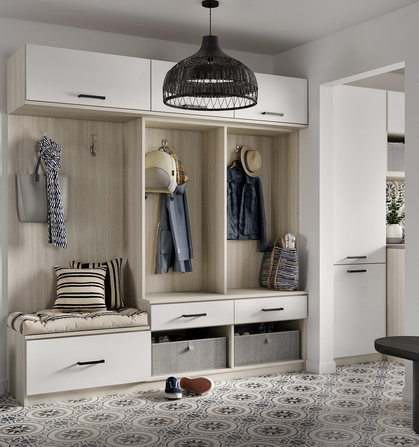 Diseño de almacenamiento de entrada para abrigos y otros equipos de exterior con gabinetes de almacenamiento tipo banco de California Closets