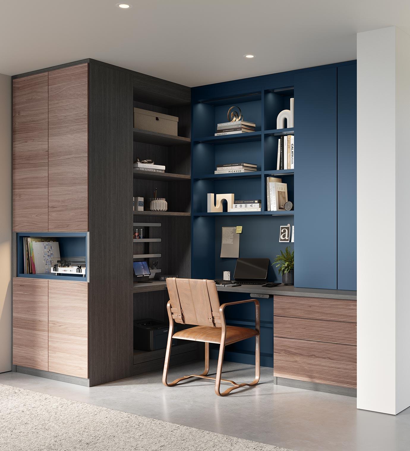 Espacio de trabajo de oficina en casa en un acabado azul profundo personalizado con cajones y gabinetes en acabados de madera natural de California Closets