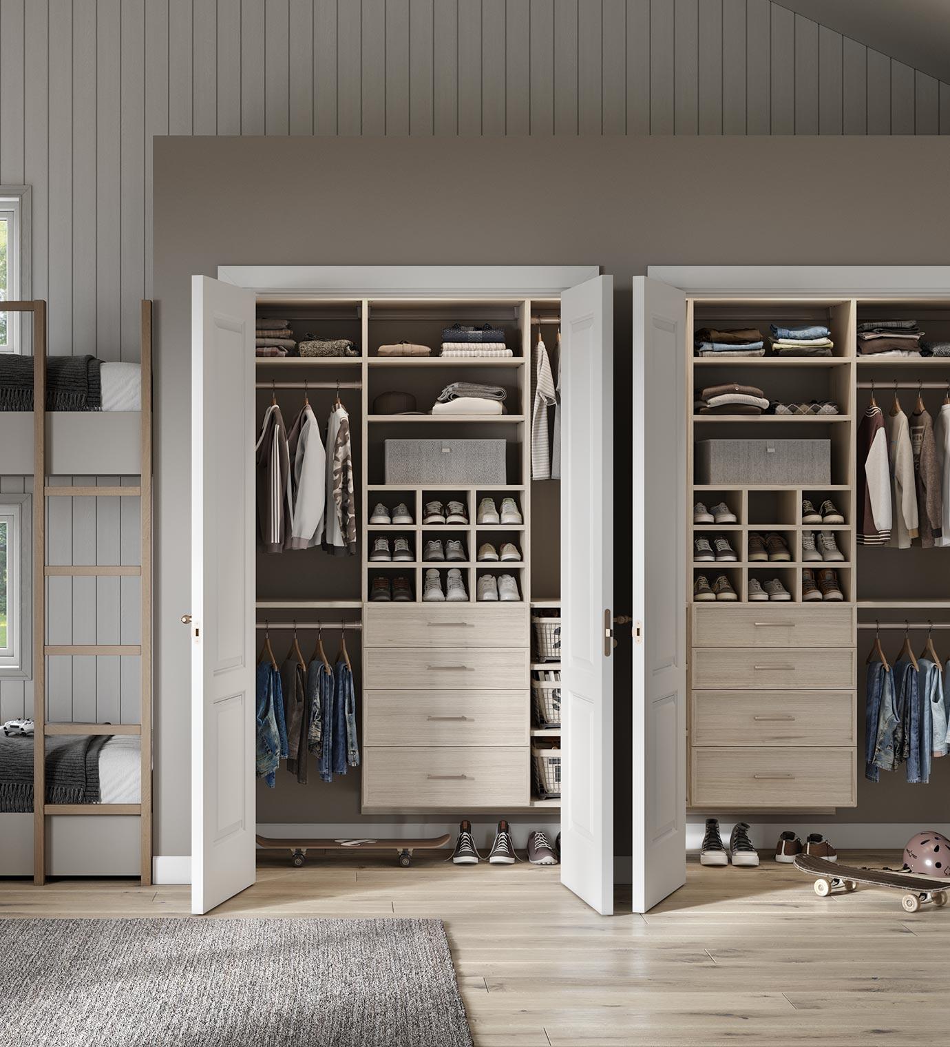 Armario personalizado para niños con cajones empotrados y barras para colgar, creado por California Closets.