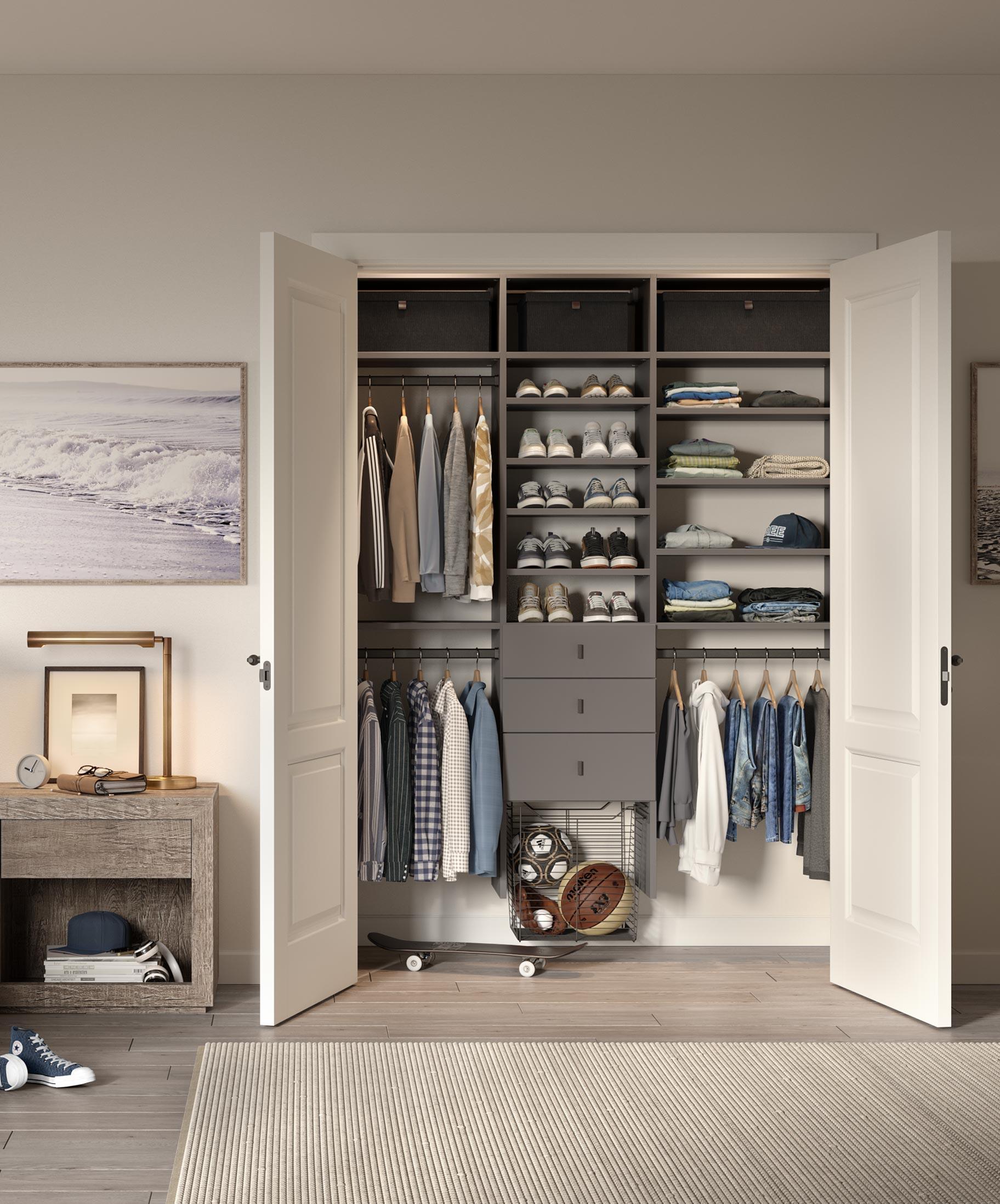 Armarios infantiles personalizados para dormitorios de adolescentes con cestas y cajones diseñados por California Closets