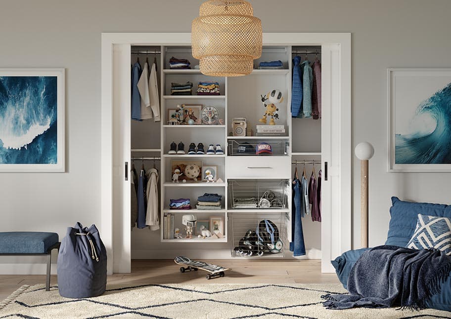 Armario personalizado para adolescentes con espacio de almacenamiento en un diseño costero de California Closets