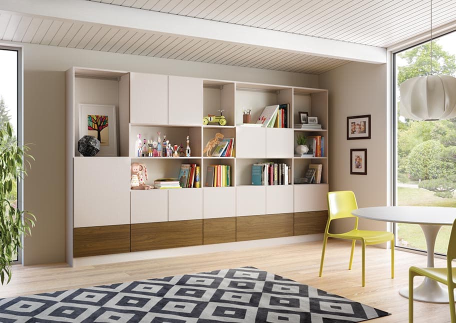 Almacenamiento para sala de juegos con estanterías, armarios y bancos de California Closets