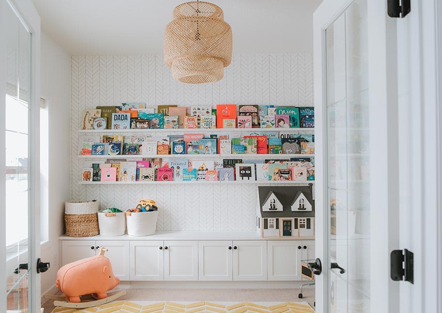 Sala de juegos para niños con estanterías, cajones y estanterías de California Closets
