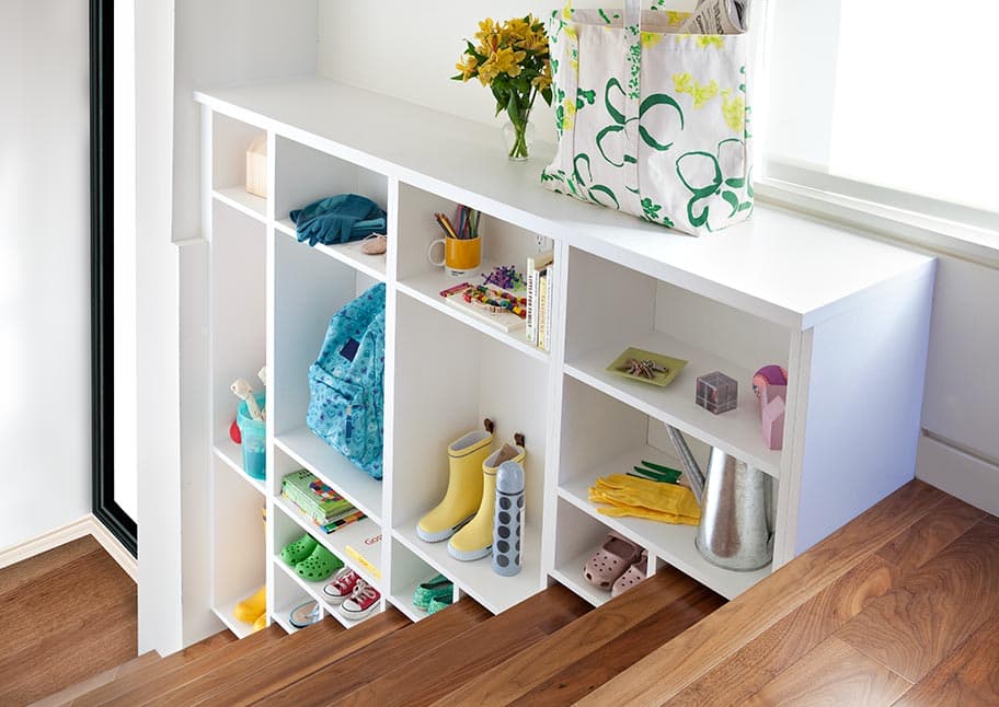 Idea de espacio de almacenamiento personalizado para el diseño de las escaleras de California Closets