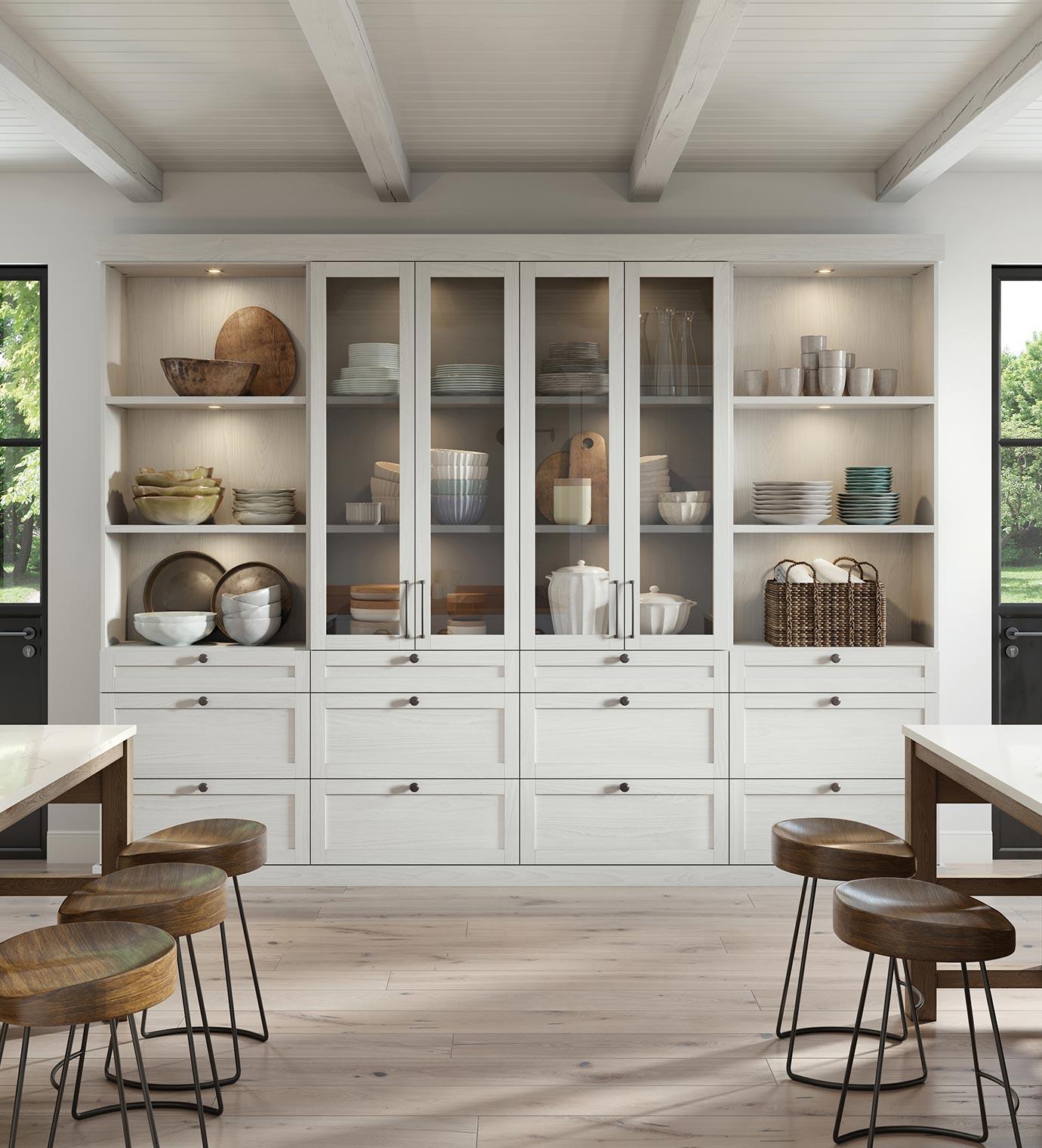 Aparador de despensa de cocina con iluminacion, cajones y gabinetes personalizados por California Closets