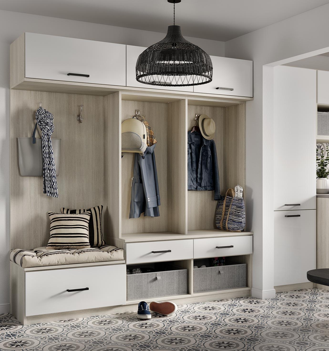 Soluciones de almacenamiento personalizadas para vestíbulos con ganchos para colgar, de California Closets