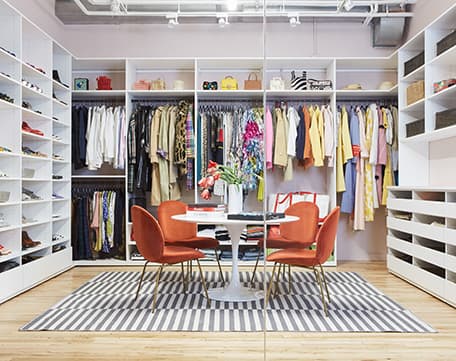 Sala de exposición comercial diseñada a medida con armarios, estanterías y armarios de California Closets