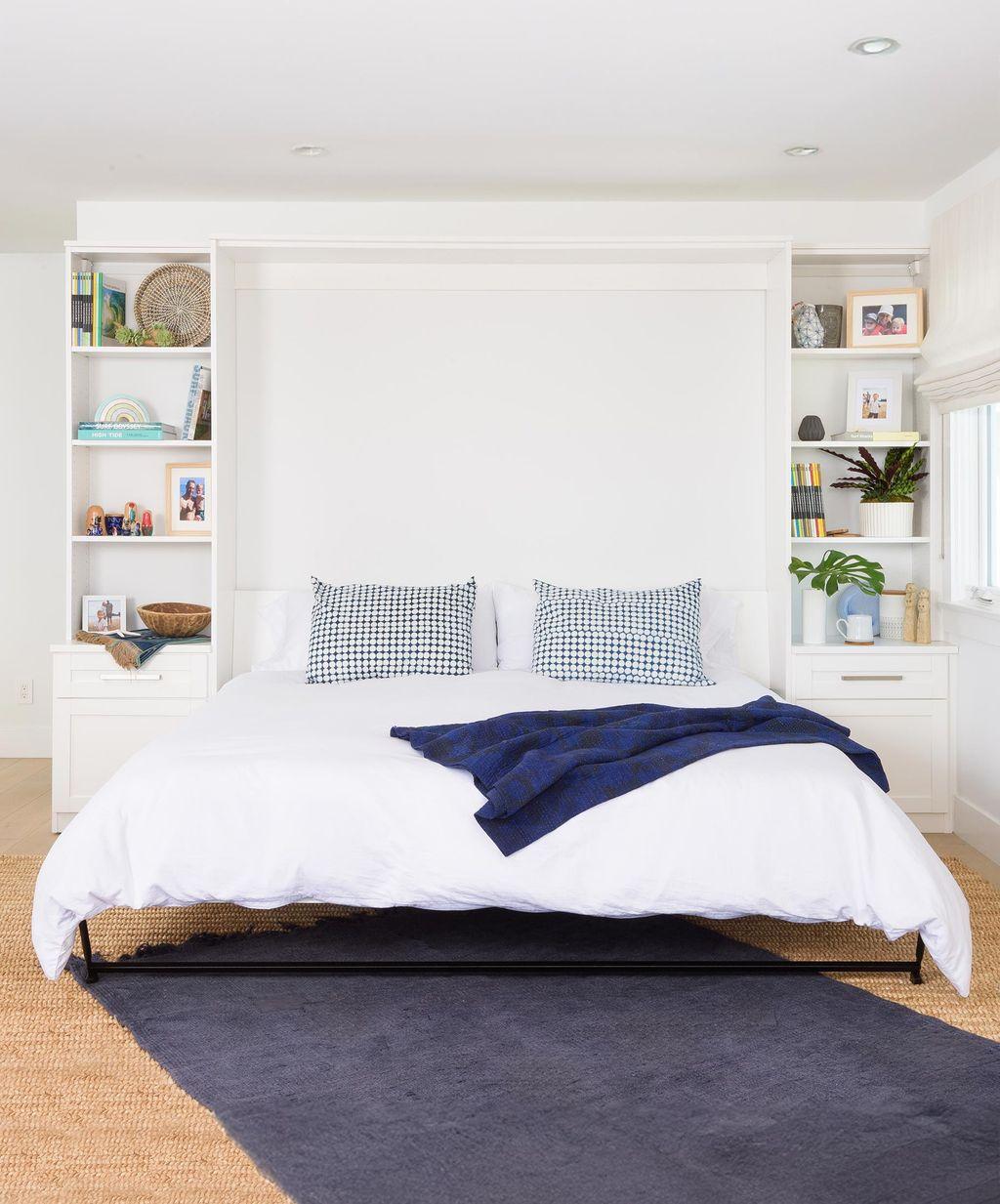 Dormitorio con encanto costero con cama abatible tamaño queen abierta, de California Closets.