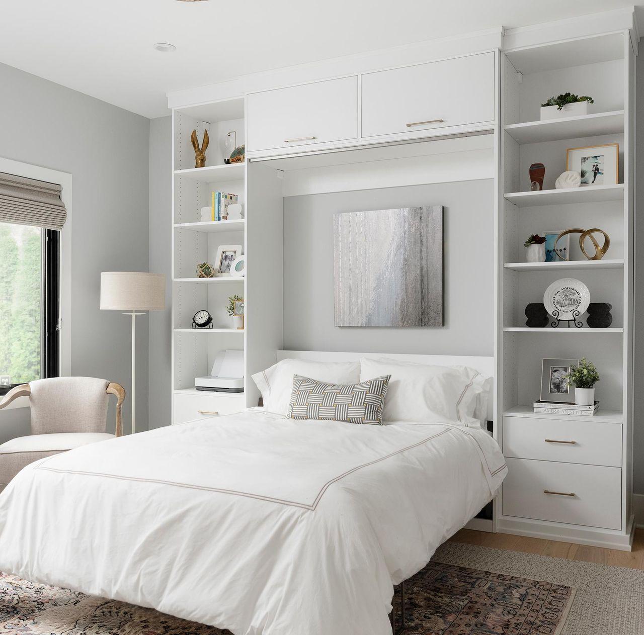 Cama oculta inclinable en blanco mate. Acabado con estanterías abiertas y cajones de California Closets