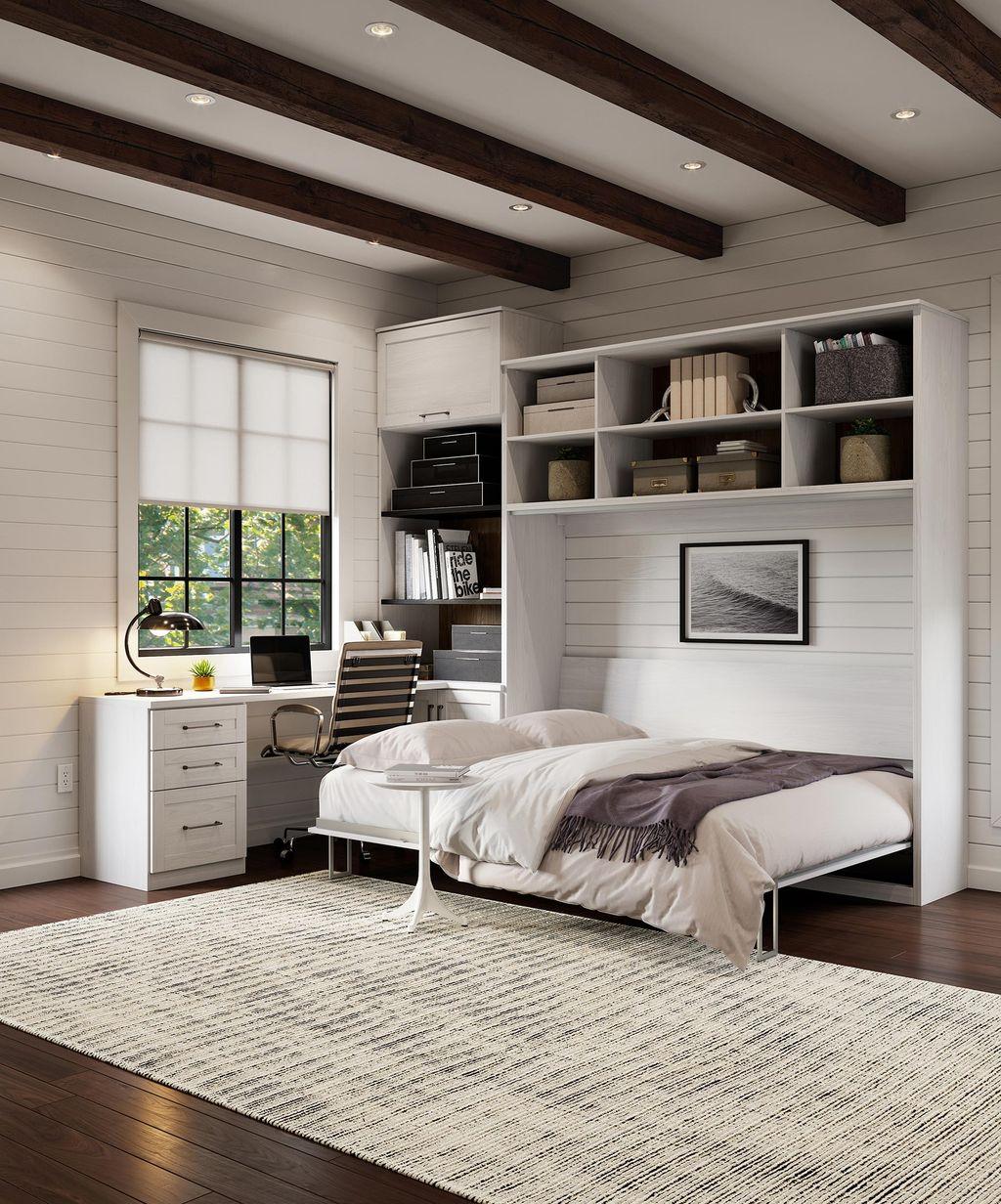 Cama abatible, escritorio personalizado y estantes verticales en un espacio tipo loft, de California Closets.