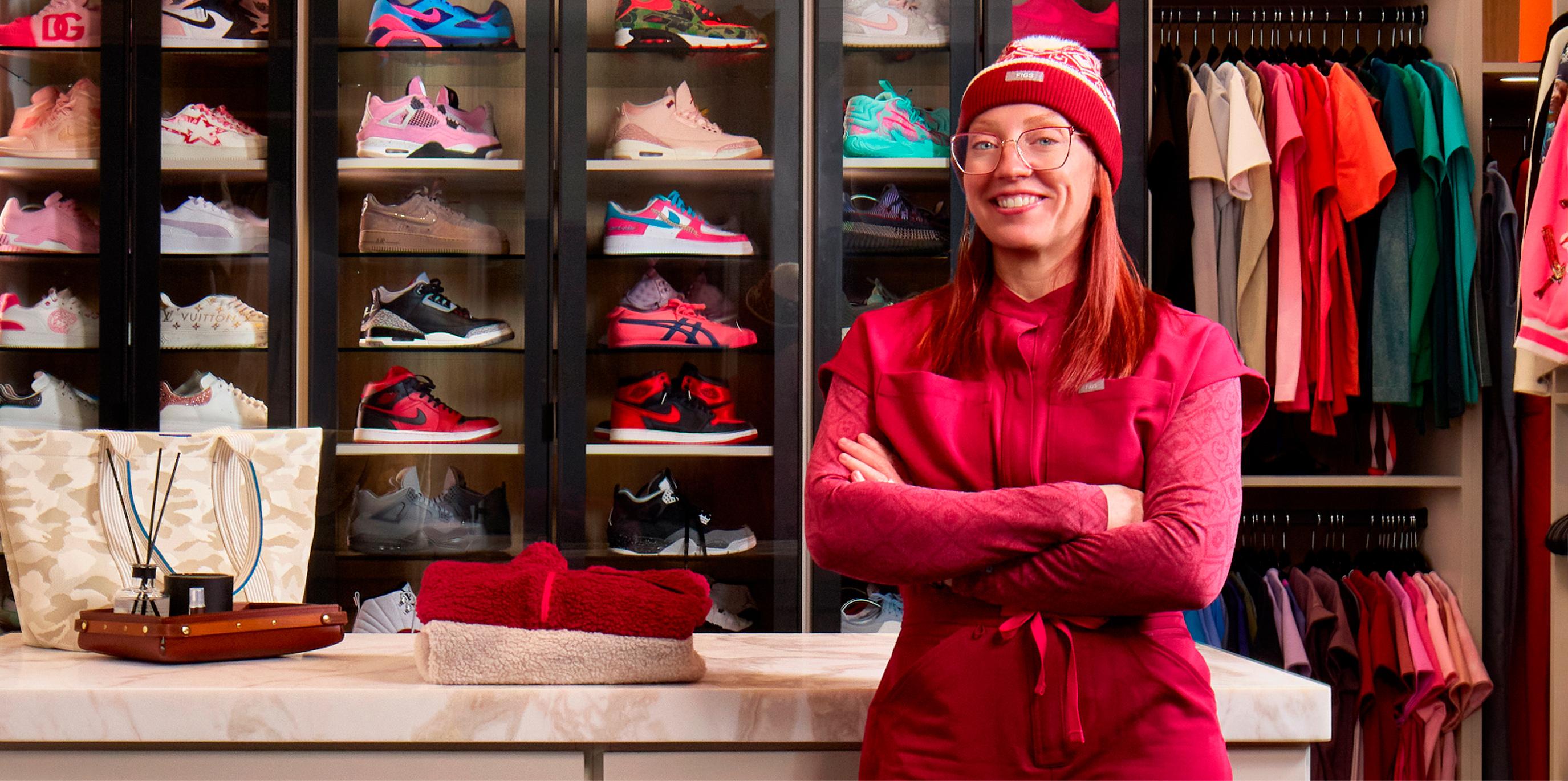La Dra. Betsy Grunch (LadySpineDoc) y su clóset personalizado con una pared de exhibición de tenis por California Closets