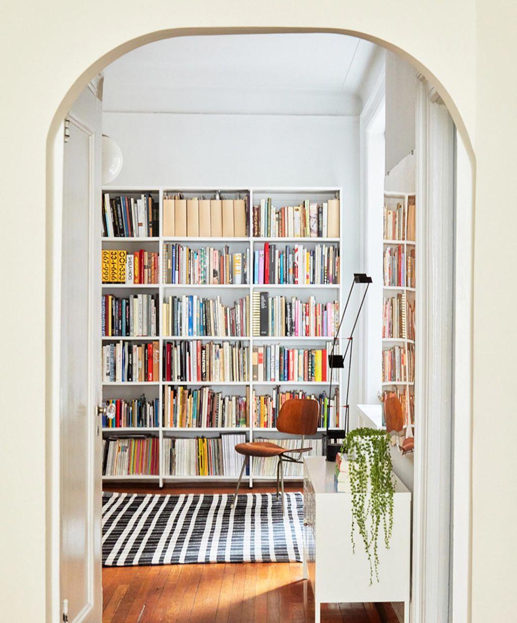 Estanterías de biblioteca para pasillo con acabado blanco clásico de California Closets