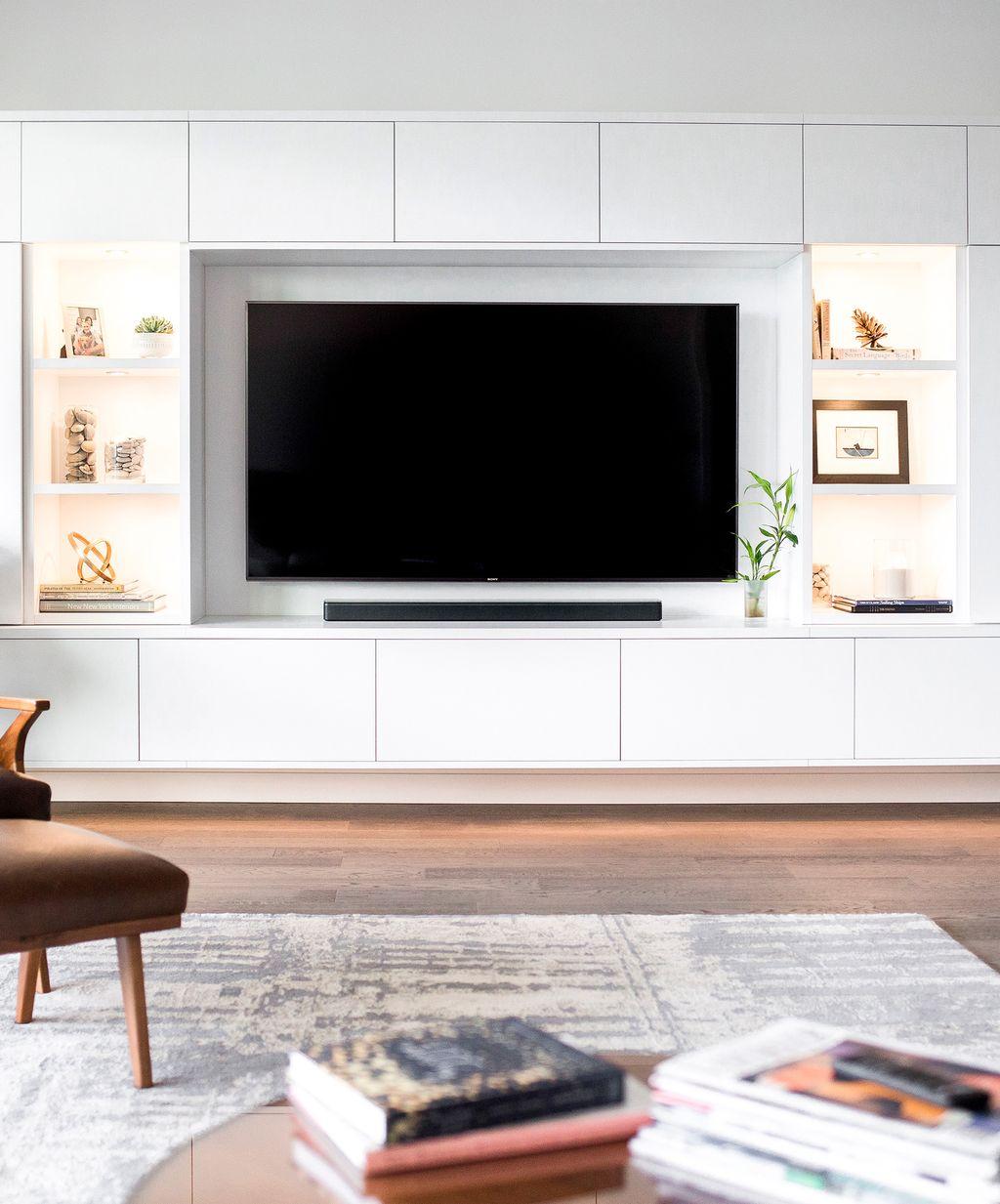Diseño de centro de entretenimiento con estilo moderno, gabinetes personalizados y estanterías de California Closets