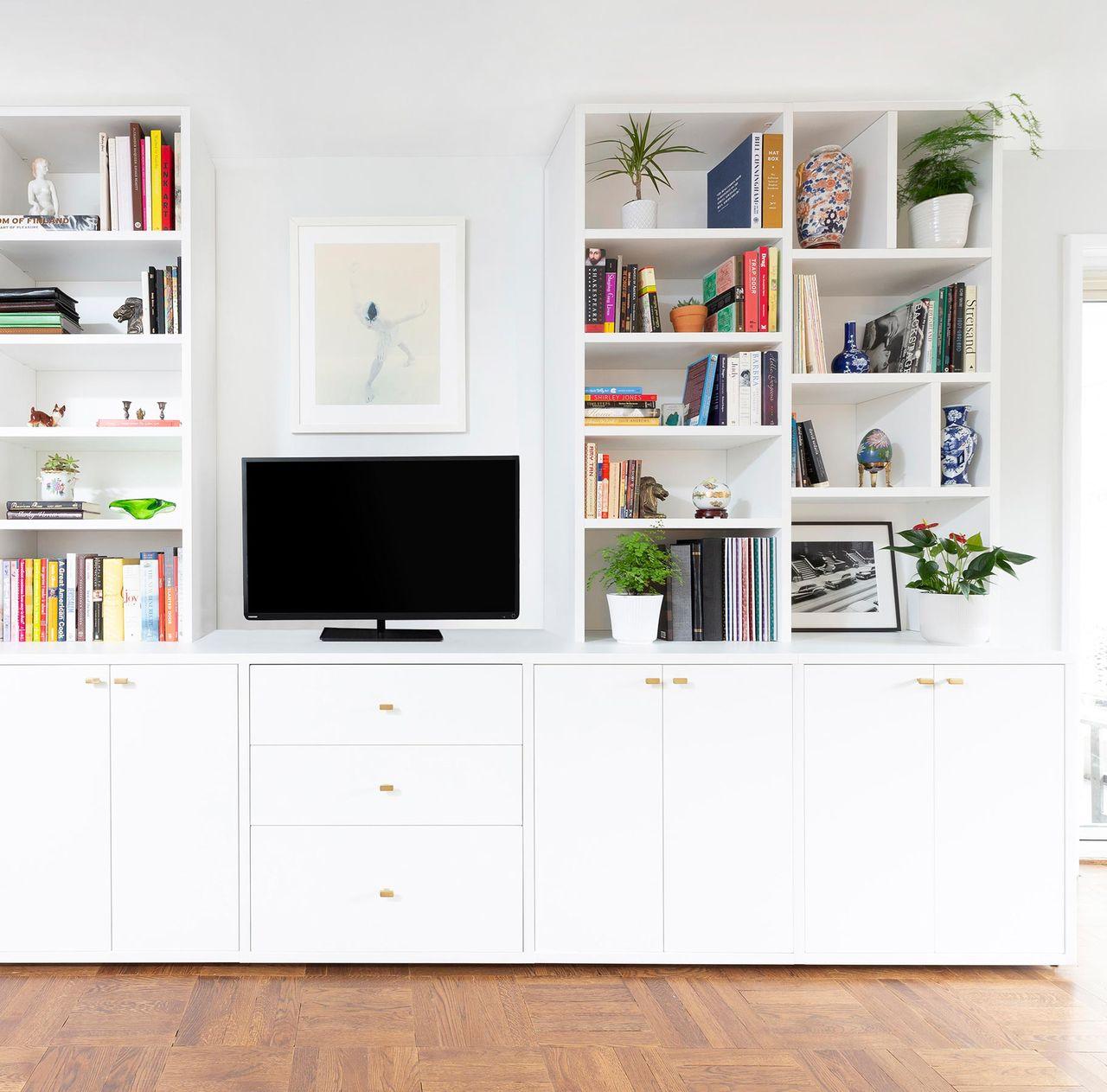 Solución de gabinetes para medios con estanterías y cajones de California Closets