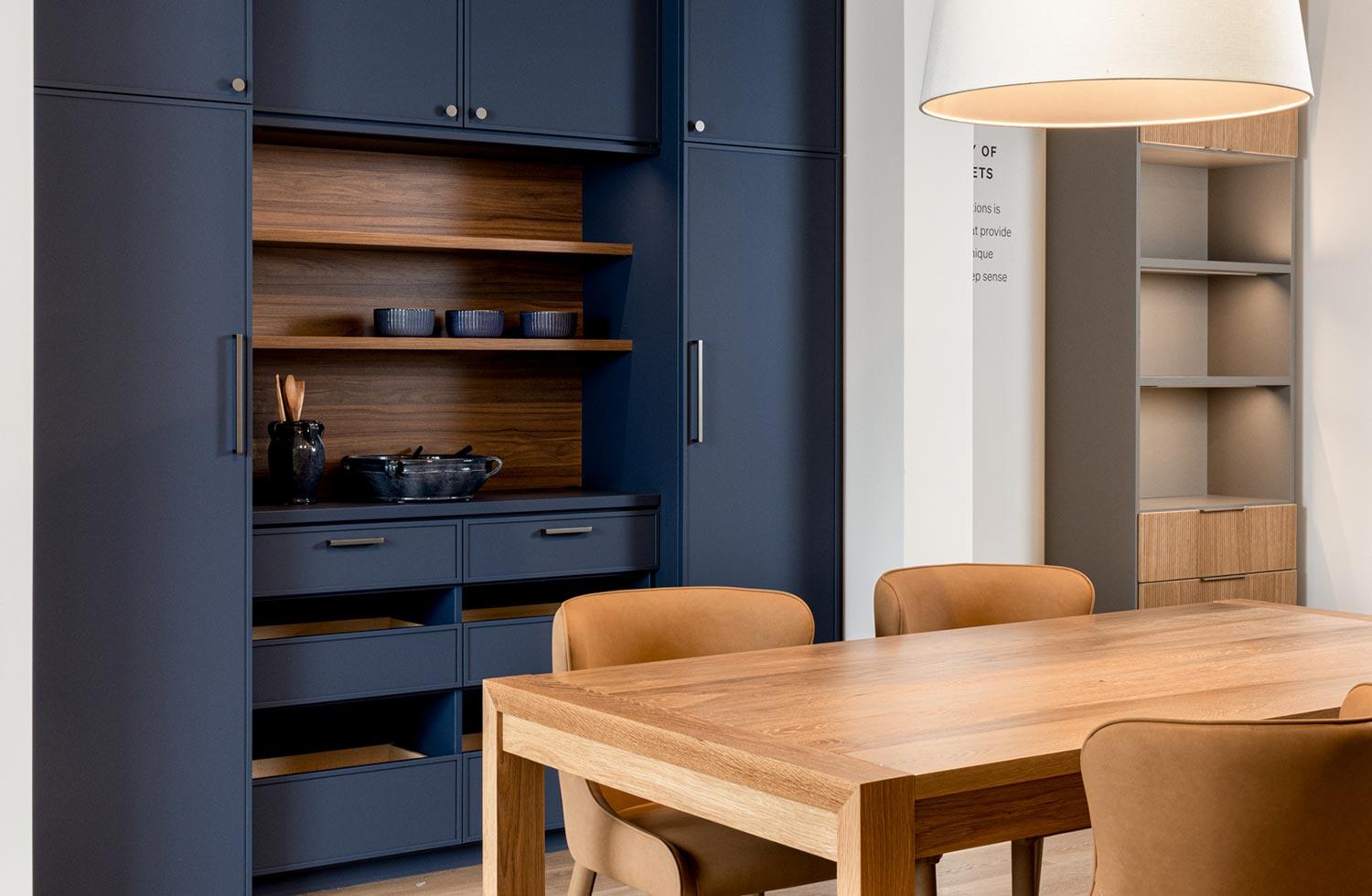 Estanterías de almacenamiento hechas a medida con acabado de madera azul oscuro de California Closets