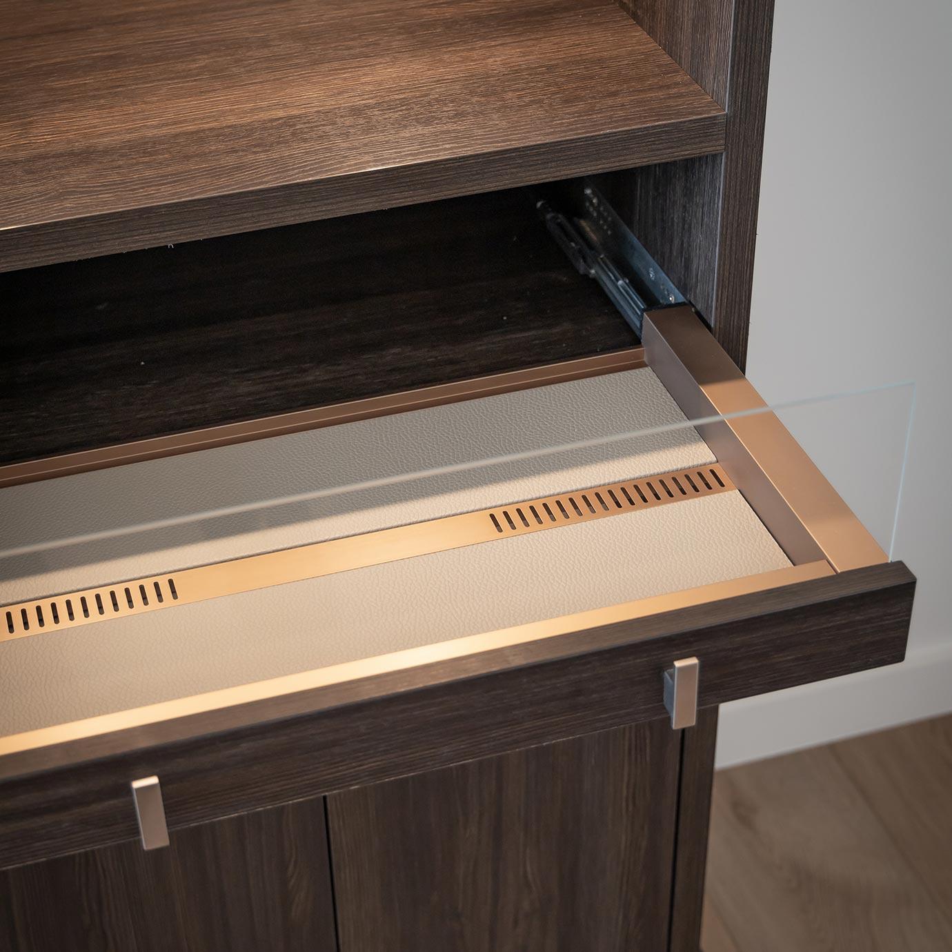 Cajón personalizado con acabado de madera oscura y cuero de California Closets