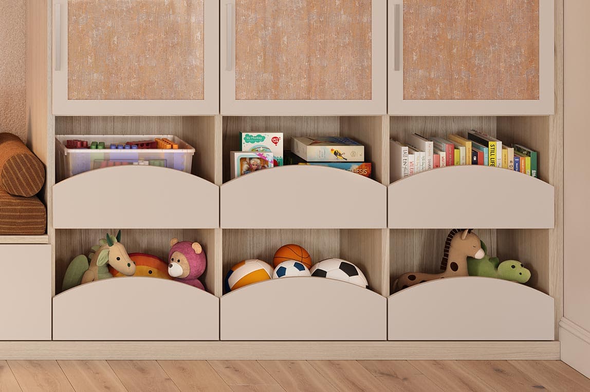 Ideas de almacenamiento para juguetes en la sala de juegos con acabado en madera clara, de California Closets