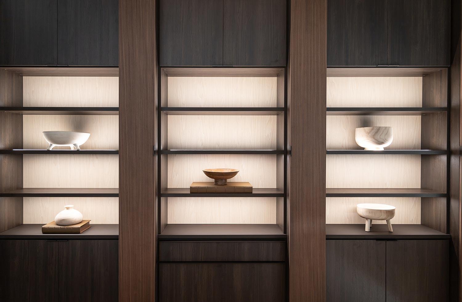 Estanterías de armario personalizadas con acabado de madera oscura para el diseño de almacenamiento del hogar de California Closets