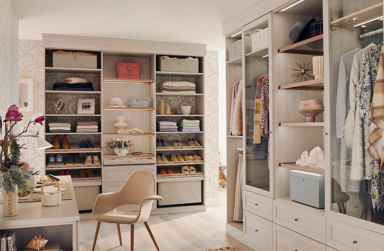 Escritorio de oficina empotrado a medida en el diseño del dormitorio de California Closets