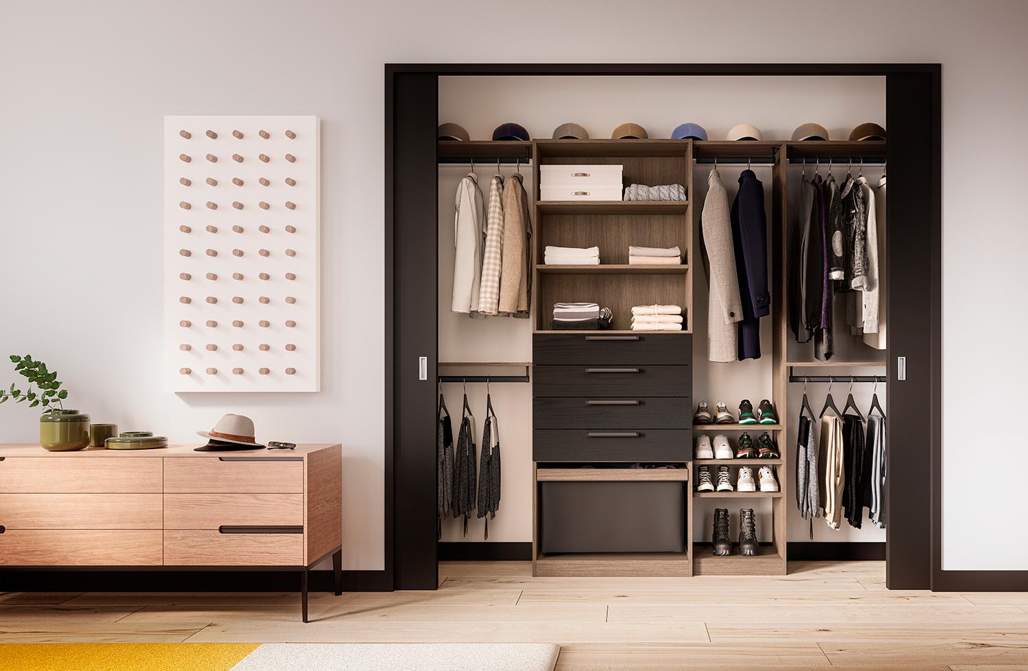 Organiza el acceso a tu armario con un diseño moderno de California Closets