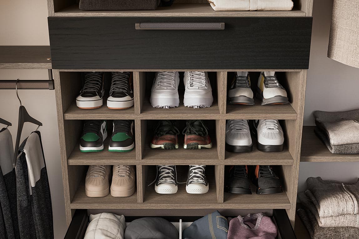 Organización personalizada de almacenamiento de zapatos para niños con cubículos diseñados para armarios infantiles por California Closets