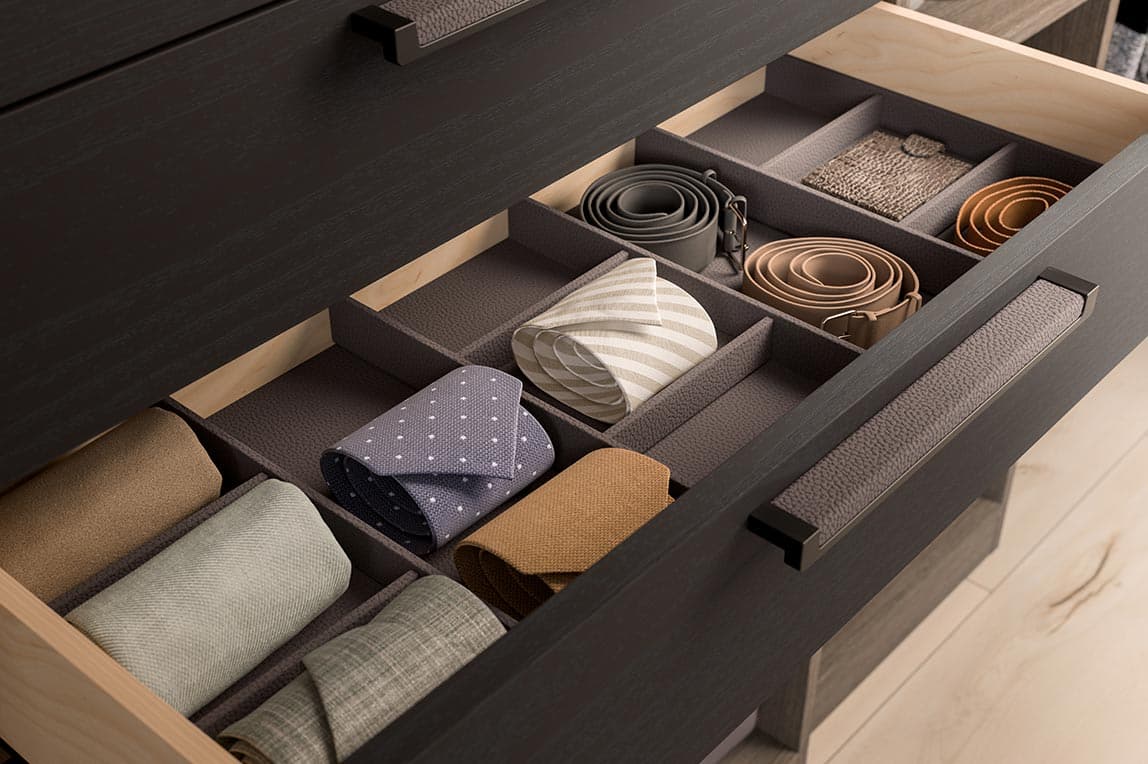 Maximice el espacio de su armario con un cajón con estante de armario personalizado para sus corbatas y cinturones de California Closets