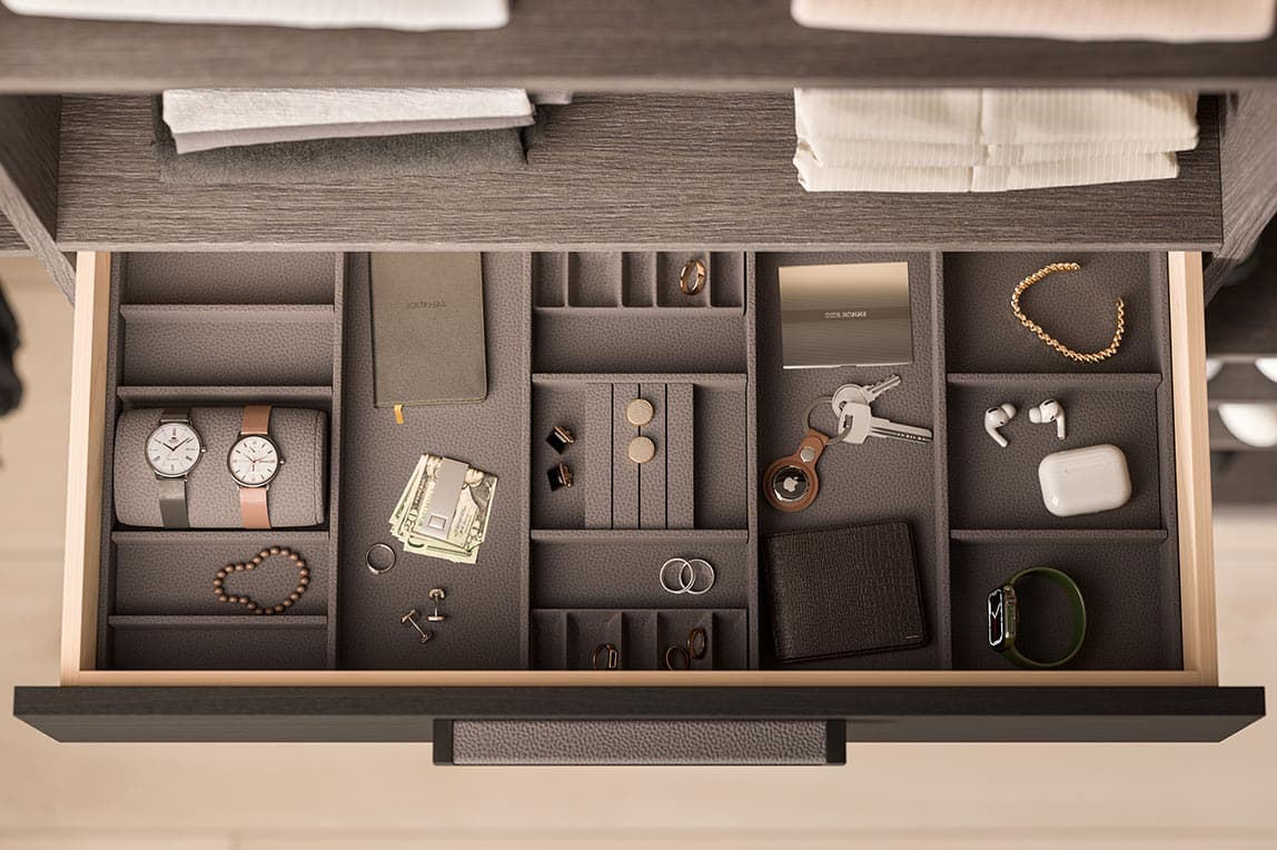 Cajón de armario personalizado diseñado para sus joyas en un acabado de madera oscura diseñado por California Closets