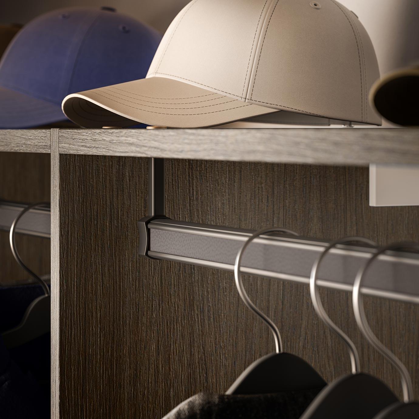 Estante de armario diseñado a medida para sombreros en acabado de madera oscura, hecho a medida por California Closets