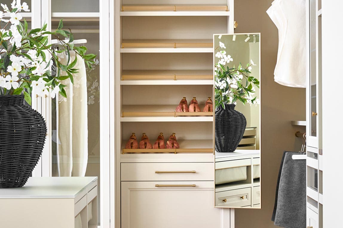 Pequeño vestidor con organización personalizada con estantes abiertos de California Closets