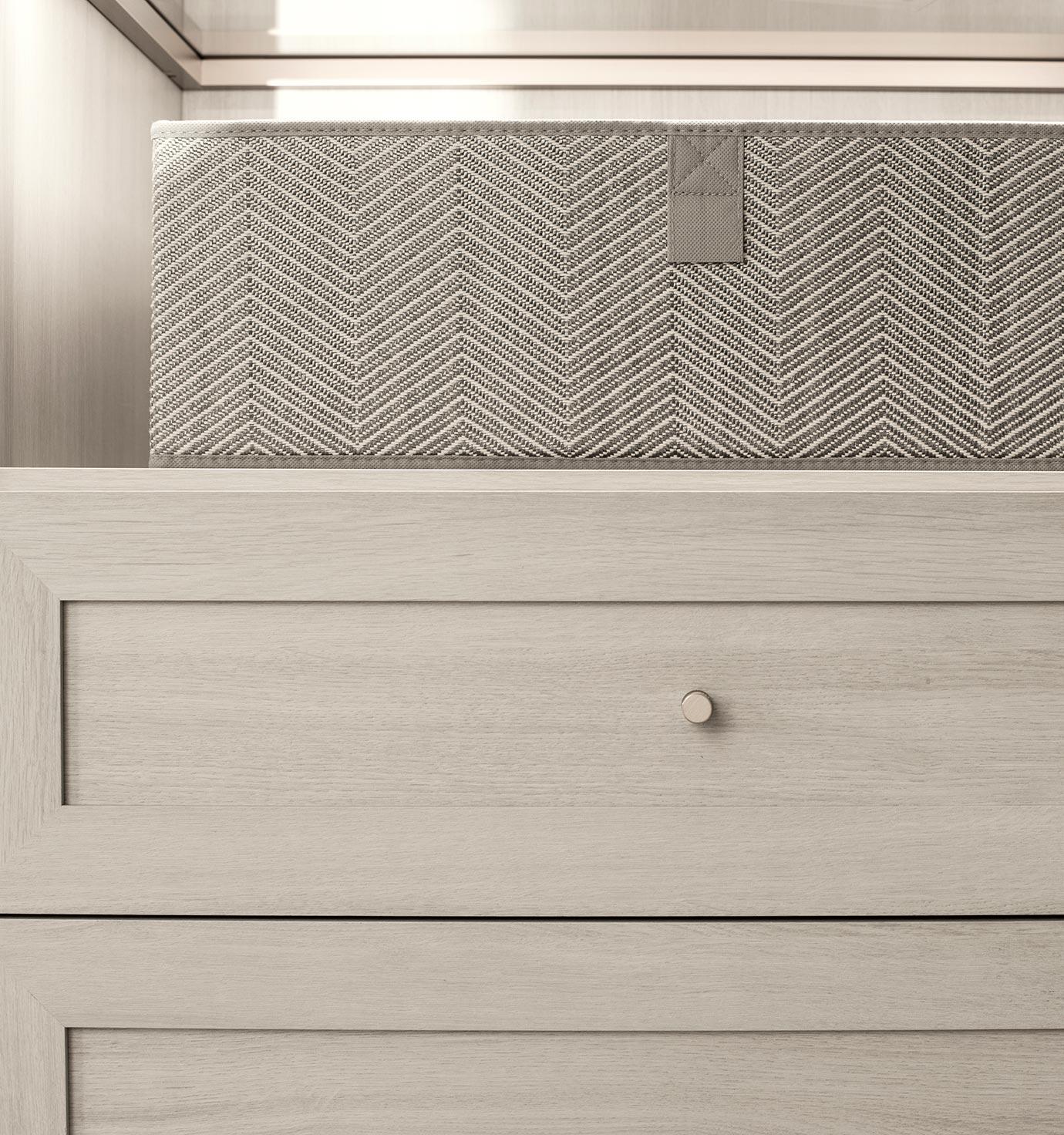 Cajones de gabinete personalizados en acabado gris claro de California Closets