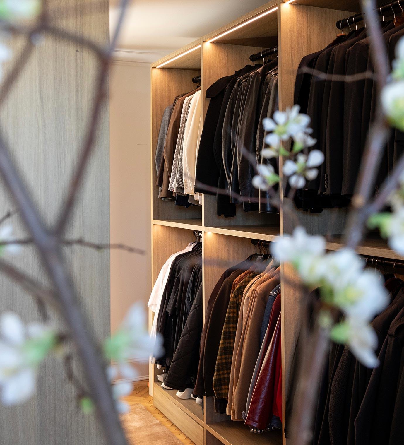 Almacenamiento personalizado para ropa en estilo walk in por california closets