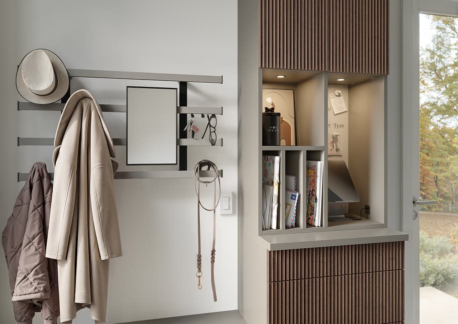 Vestíbulo minimalista con organizadores de pared y repisas integradas personalizadas por California Closets