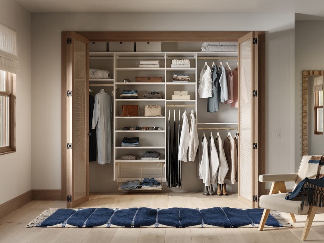 Armario con estantes empotrados fuera del piso y almacenamiento de ropa de California Closets