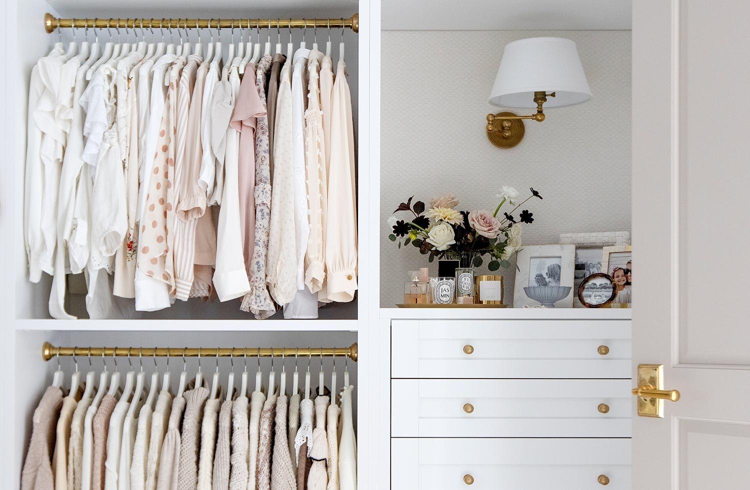 Diseño de armario accesible con cajones integrados de California Closets