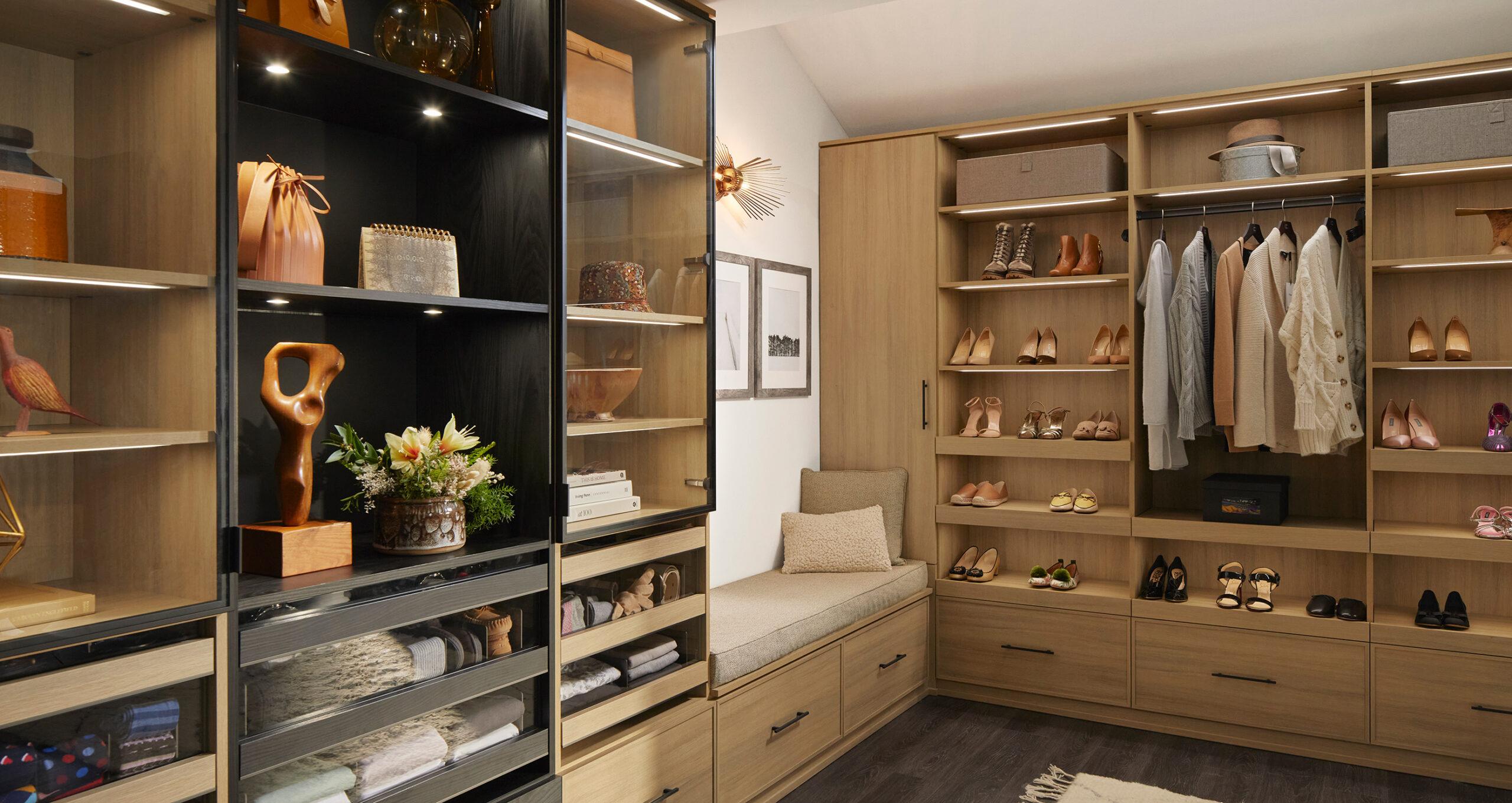 Iluminación LED personalizada para un vestidor con acabado de veta de madera natural de California Closets