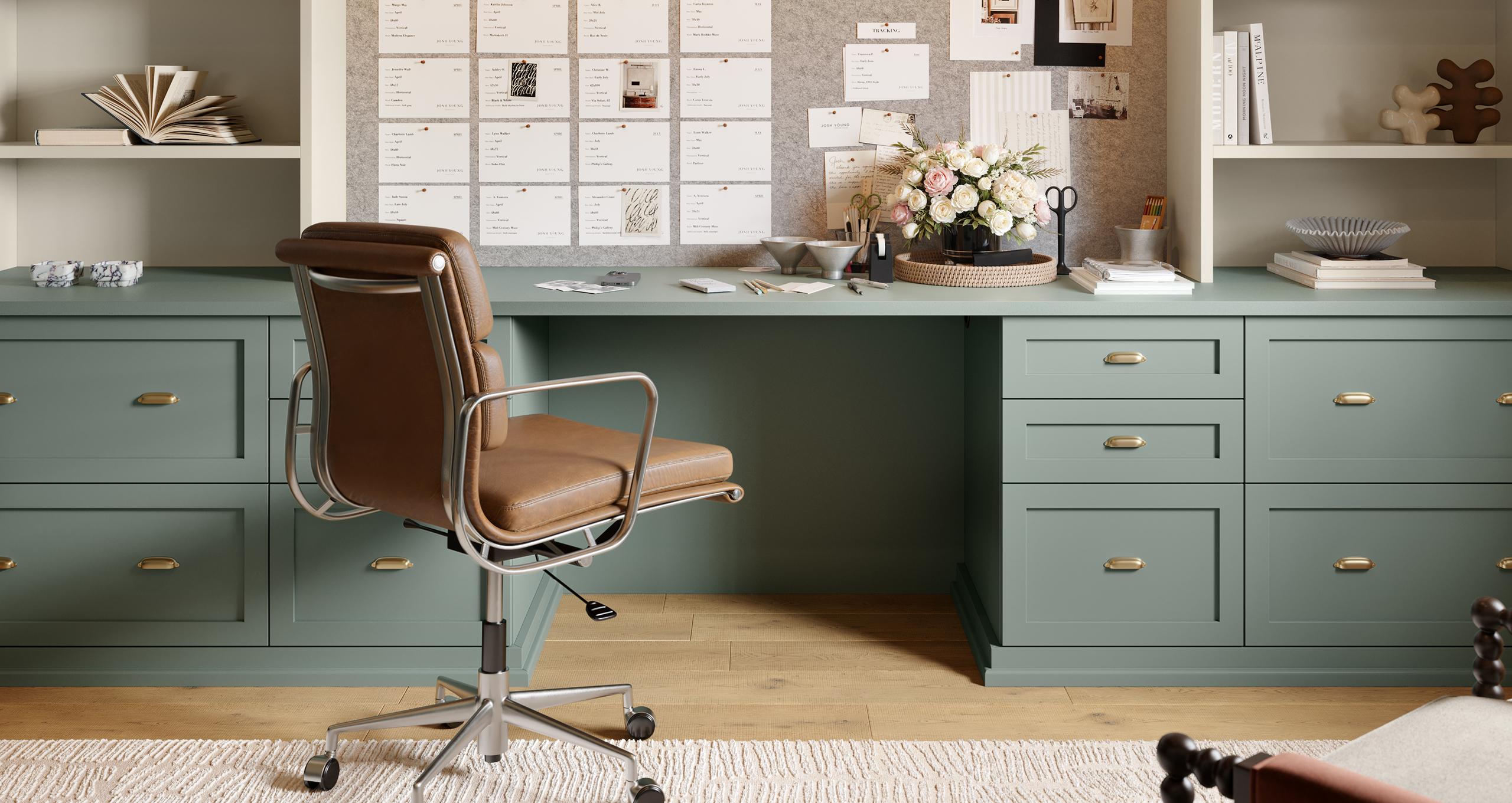 Oficina en casa con escritorio integrado y gabinetes personalizados | California Closets