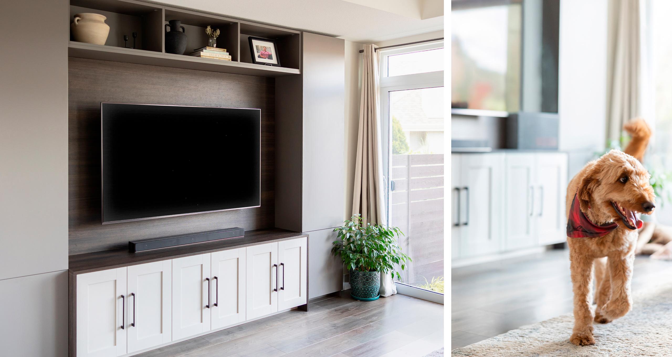 Transformación de una sala familiar por California Closets que presenta una elegante unidad de pared multimedia personalizada con estantes de exhibición integrados y gabinetes de almacenamiento inferiores.