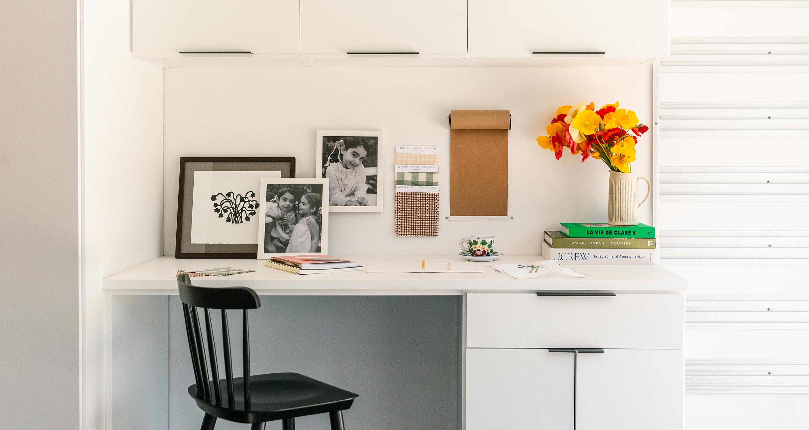 Oficina en casa de Heather Taylor y espacio dedicado para manualidades diseñado a partir de un espacio de garaje convertido por California Closets