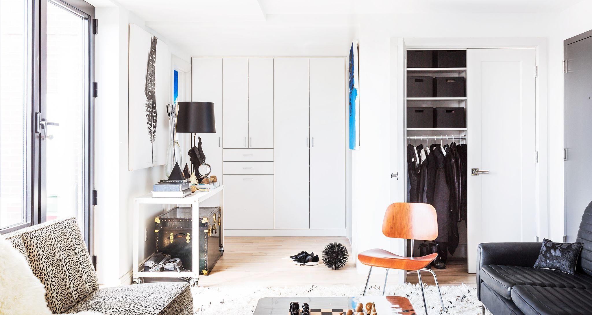 Sala de estar y vestidor abiertos de Erin Swift con armario personalizado de California Closets
