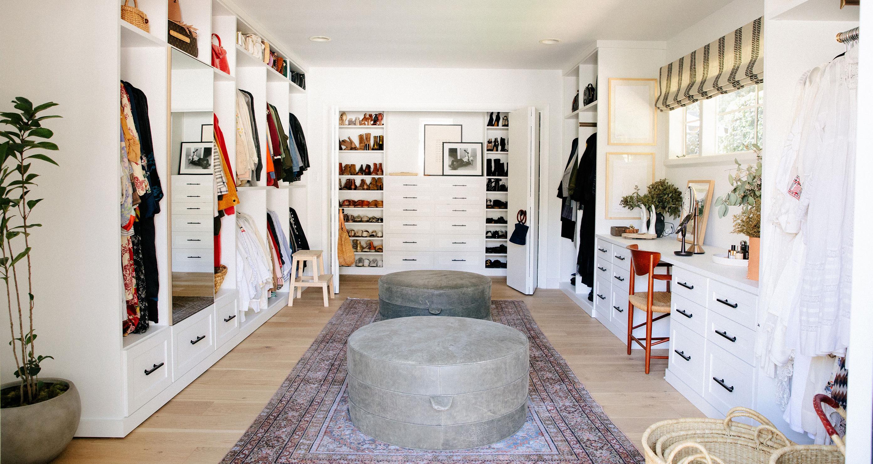 La diseñadora Emily Current de Current Elliott Jeans obtiene un vestidor con estanterías, gabinetes y zapateros personalizados creados por California Closets