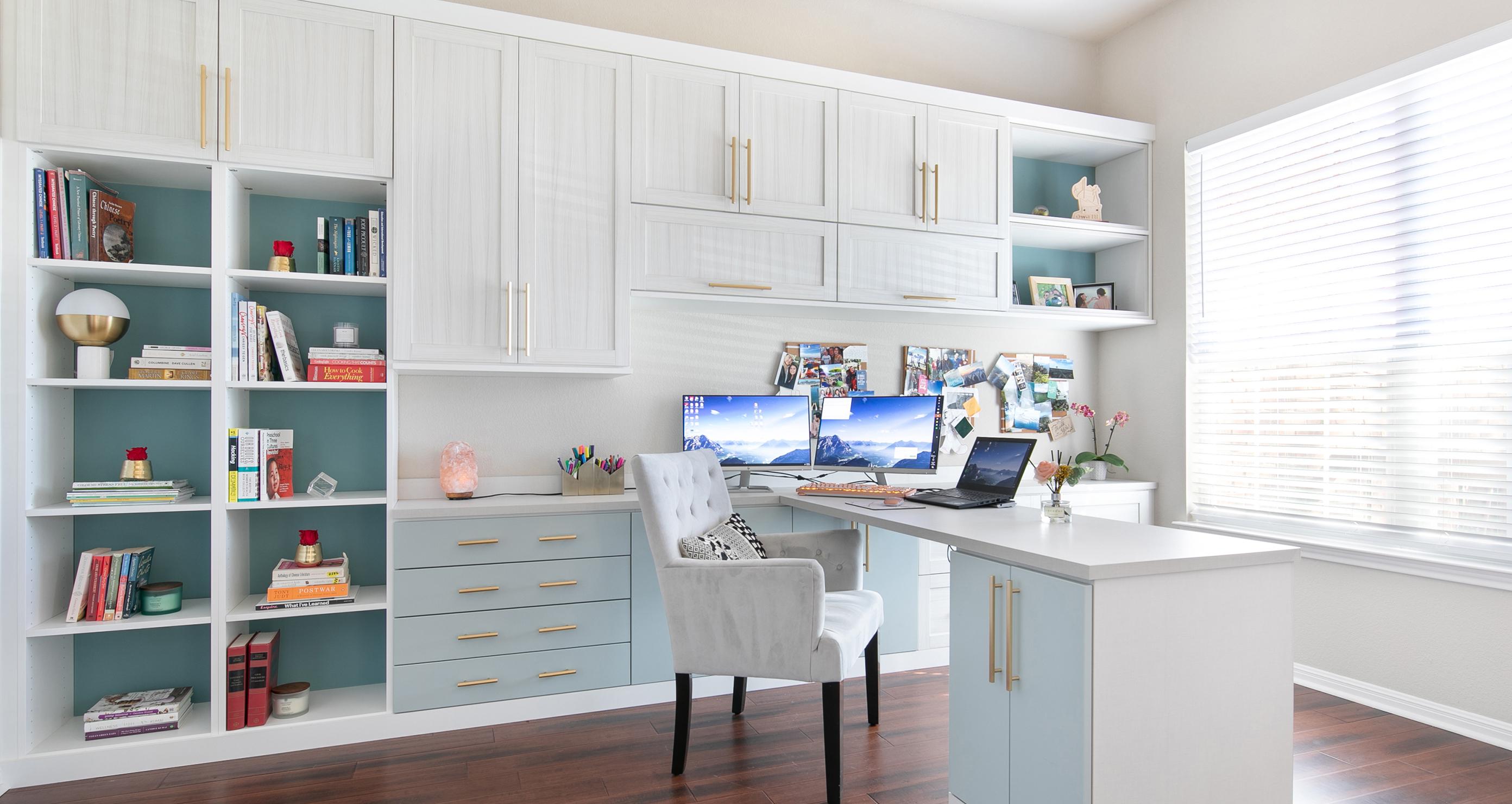Oficina en casa con acabado de madera blanca con gabinetes personalizados y escritorio empotrado creado por California Closets