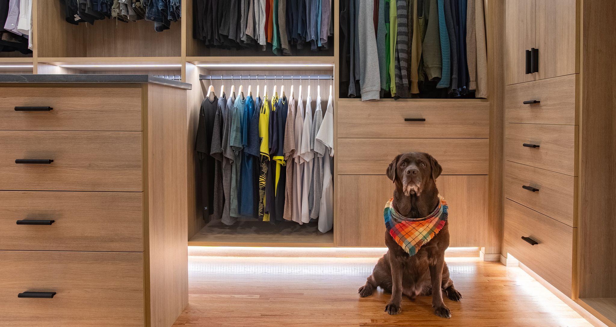 vestidor personalizado almacenamiento iluminación LED acabado madera veteada natural hannah smith california closets