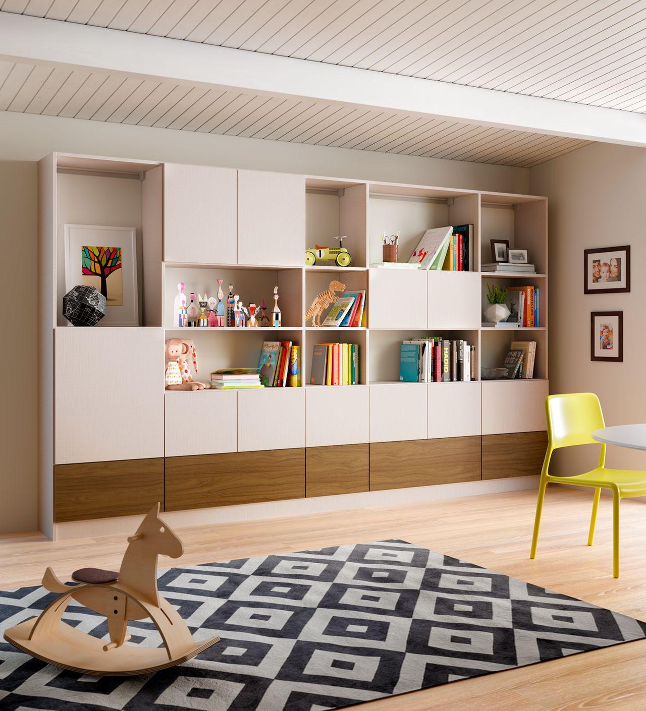 Sala de juegos infantil moderna con almacenamiento personalizado en pared y organización de juguetes por California Closets