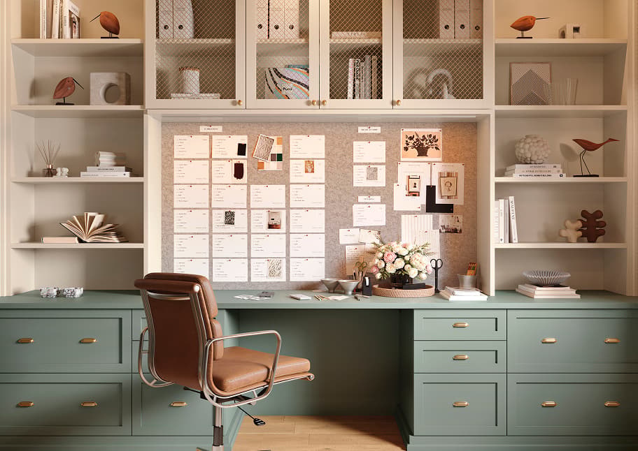 Elegante escritorio empotrado personalizado para oficina en casa y unidad de estanterías organizativas de California Closets.