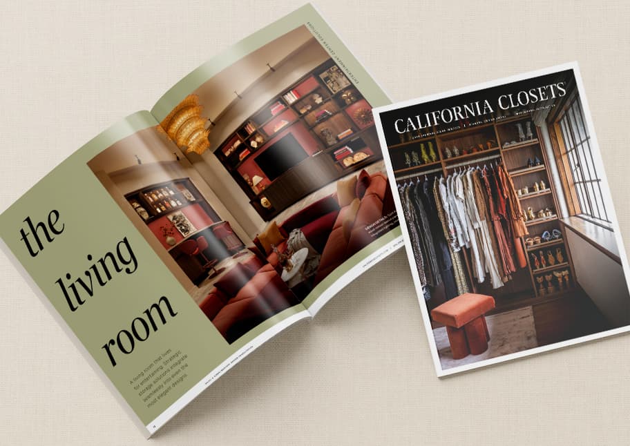 Catálogo y lookbook de diseño de California Closets que destaca soluciones personalizadas de almacenamiento para salas de estar y armarios de lujo.