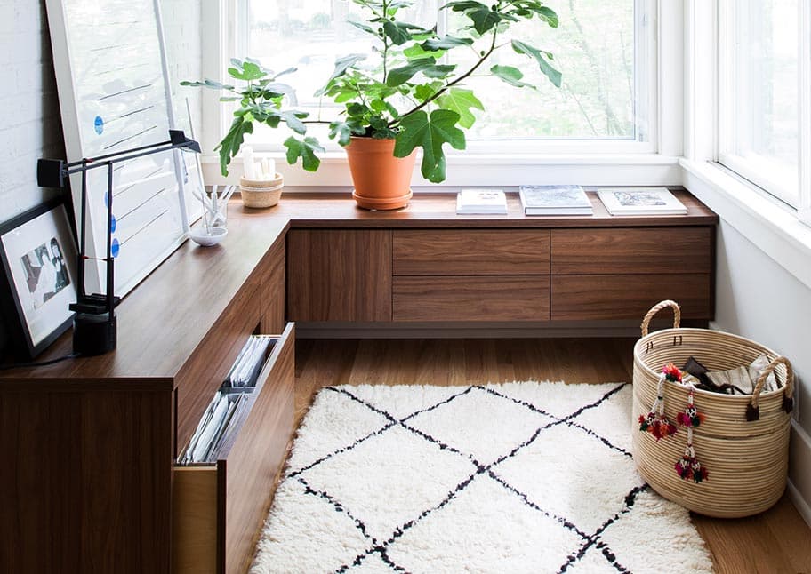 Acabado de madera oscura en el comedor diseñado por California Closets