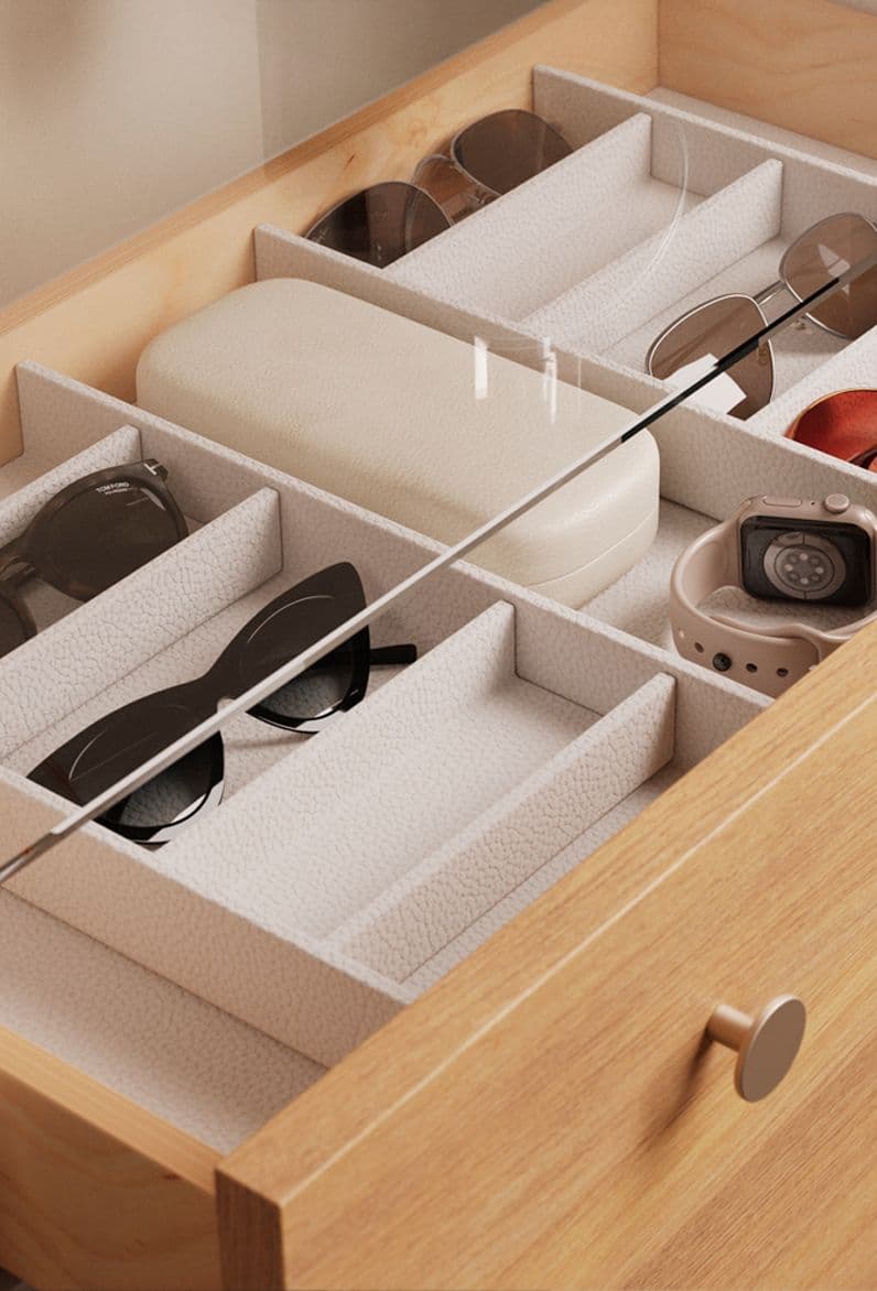 Insertos personalizados en cajones con bolsillos tipo almohada para separar gafas de sol por California Closets